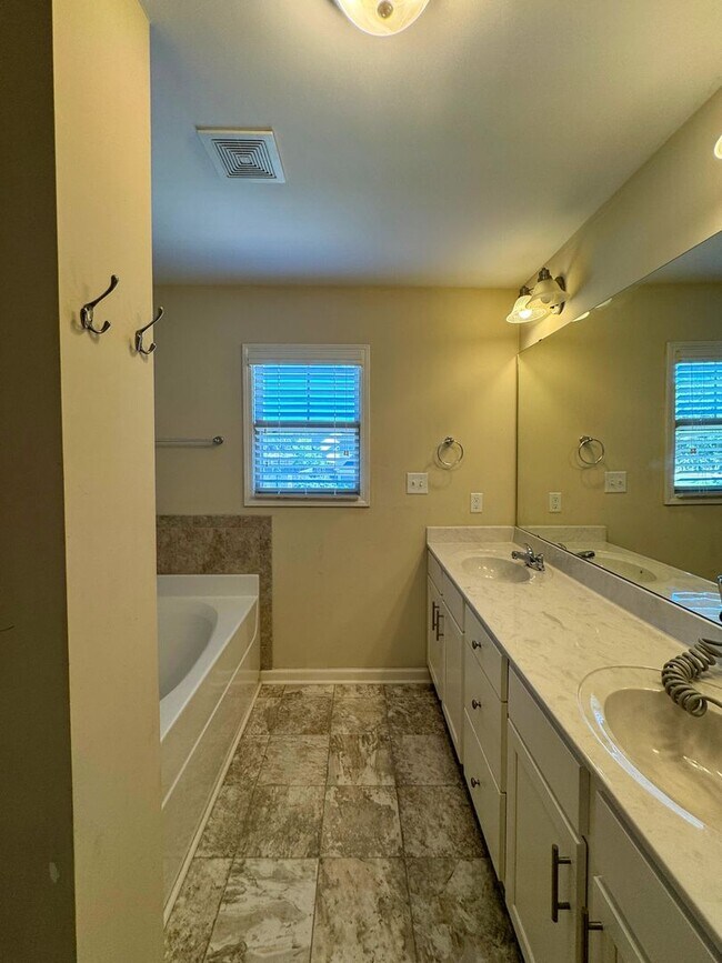 Building Photo - Stunning 4 Bed 2.5 Bath Raeford Home
