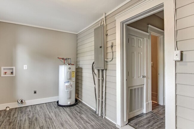 Building Photo - Charming historic home near downtown