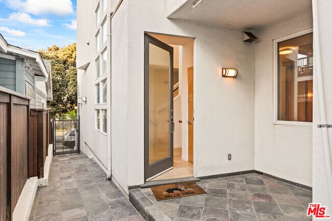 Building Photo - 502 Rosecrans Ave