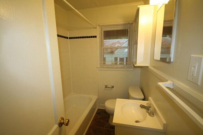 Building Photo - 1601 Dexter St