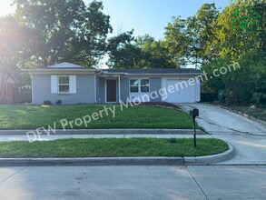 Building Photo - Fully Renovated 2-Bedroom Home Near UTA & AT&T Stadium – Modern Upgrades + Spacious Yard!
