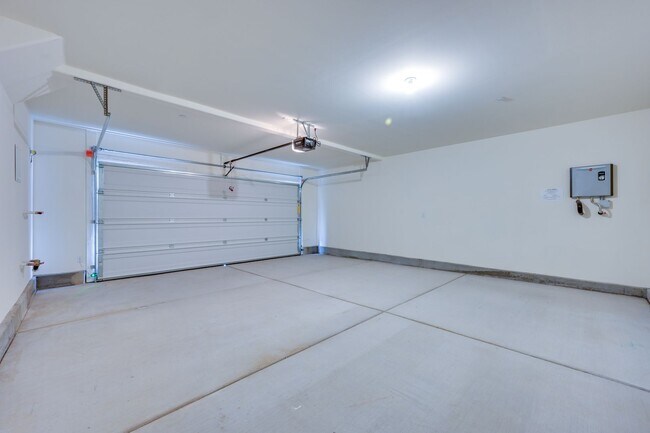 Building Photo - Brand New Townhouse!!! All Appliances incl...