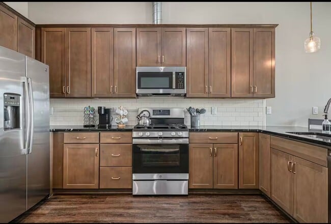 Building Photo - Fully Furnished 2 Master Suites | Luxe Tow...