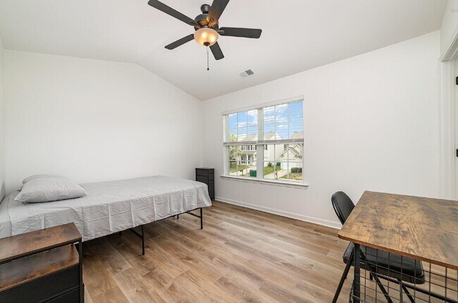 Building Photo - Comfortable & cozy Charlotte Townhouse 10 min from uptown