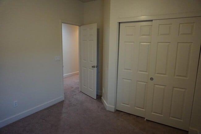 Building Photo - 424 Barclay Way