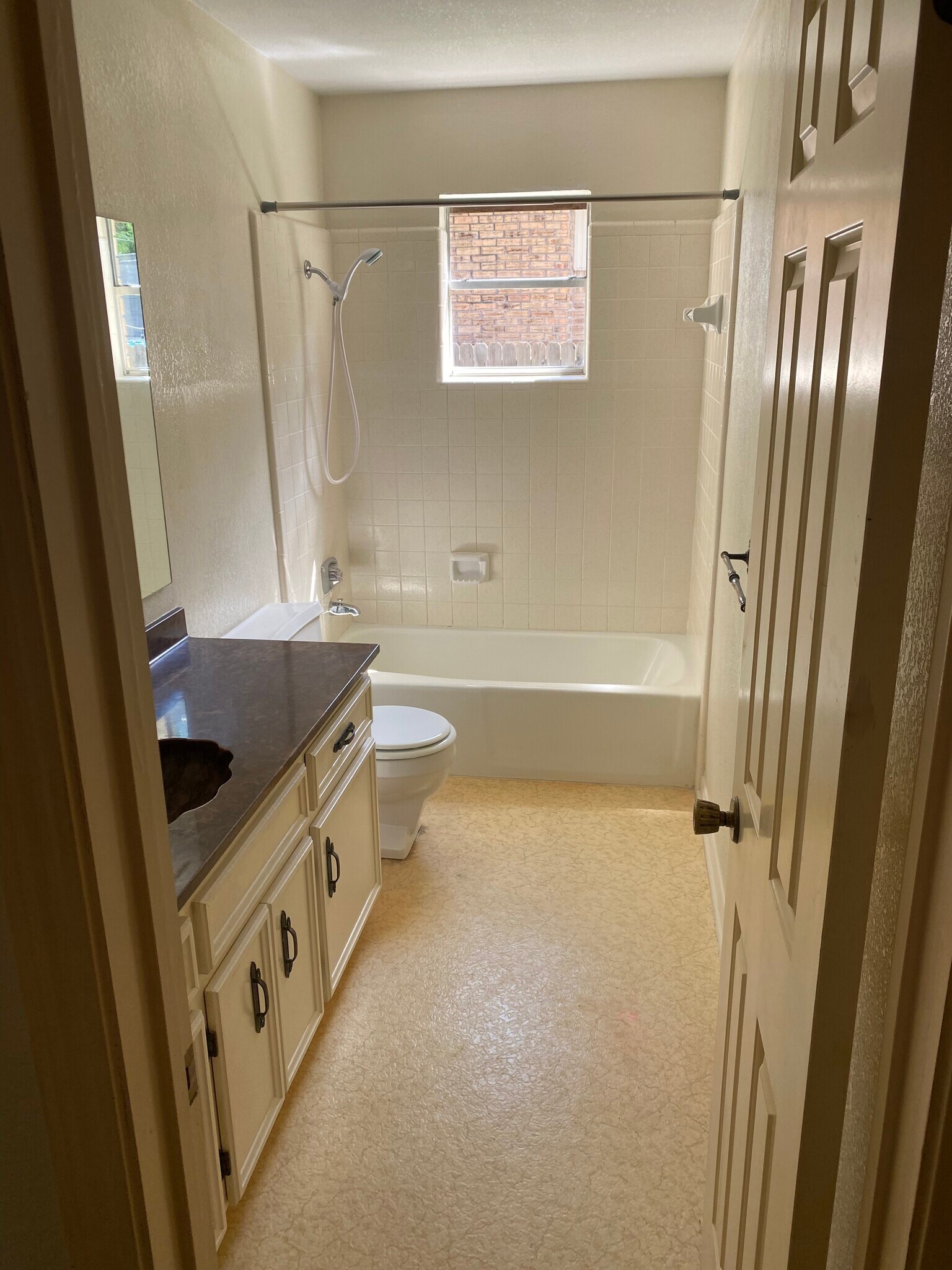 2nd Full bath - 827 Cliffside Dr