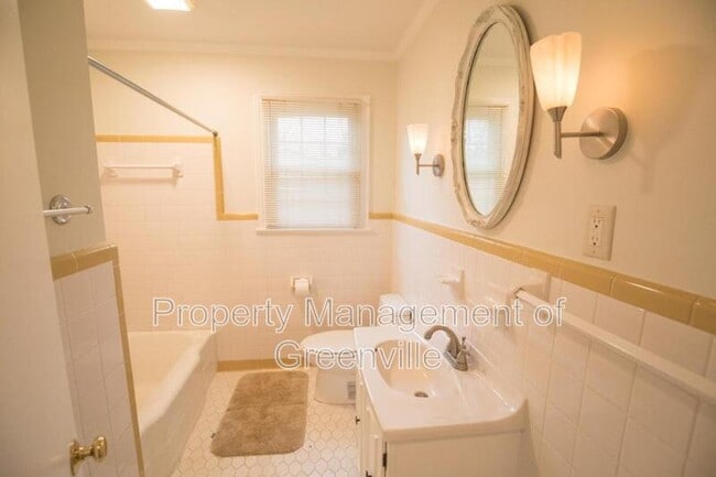 Building Photo - 121 Scarlett St