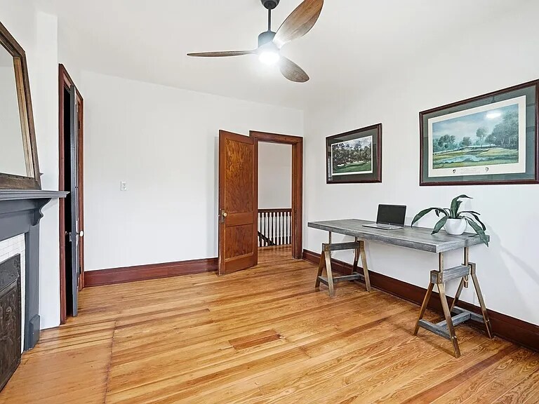 Building Photo - 402 E 18th St