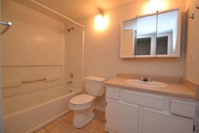 Building Photo - 2 Bedroom 2 Bath Condo on 9th East!!!