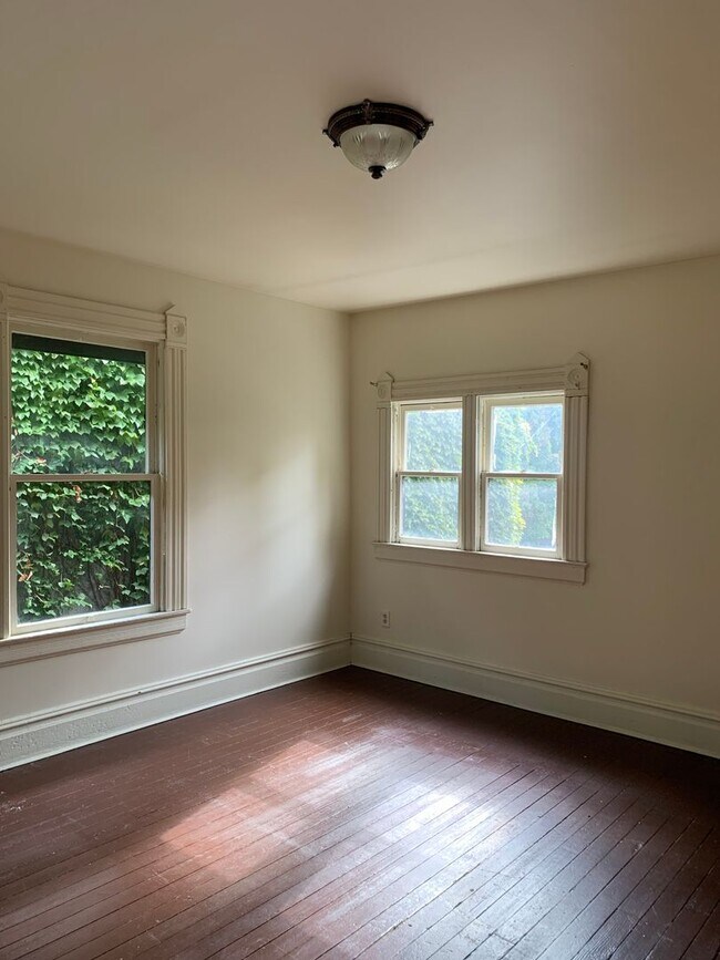 Building Photo - Spacious Victorian Home