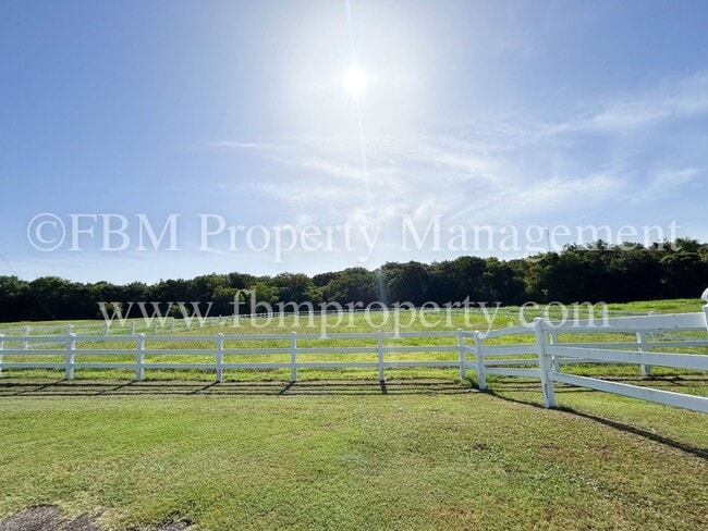 Building Photo - 654 S Falling Leaves Dr
