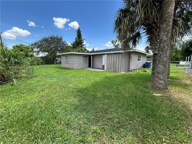 Building Photo - 405 E Jasmine Rd