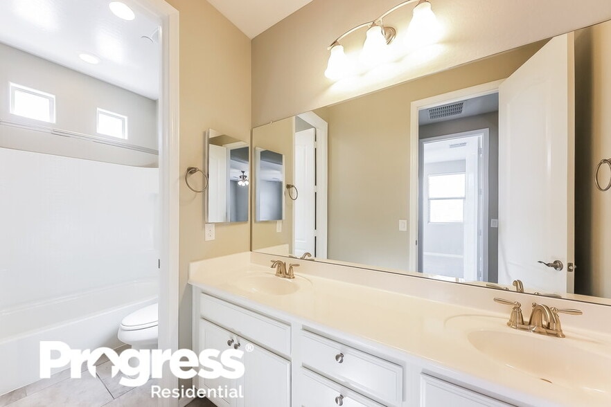 Building Photo - 10642 W Anna Ave