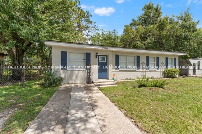 Building Photo - Spacious 3 Bed/1 Bath Home with Fenced Yar...