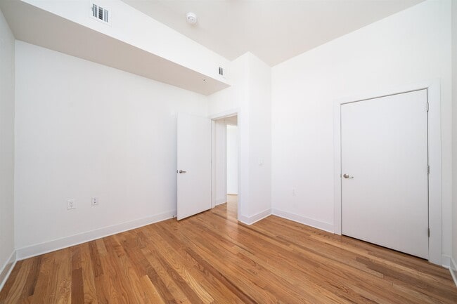 Building Photo - 136 Oakland Ave