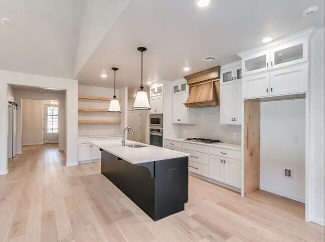 Building Photo - Model Home in East Edmond + 3 bedrooms + B...