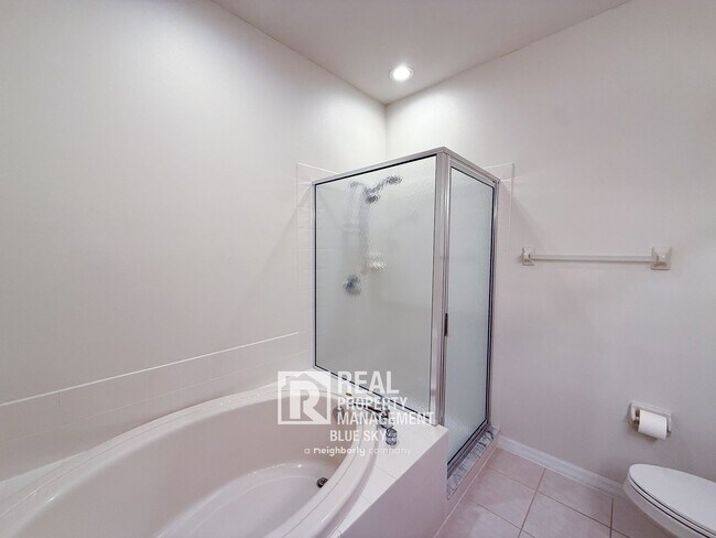 Building Photo - 2047 Park Crescent Dr