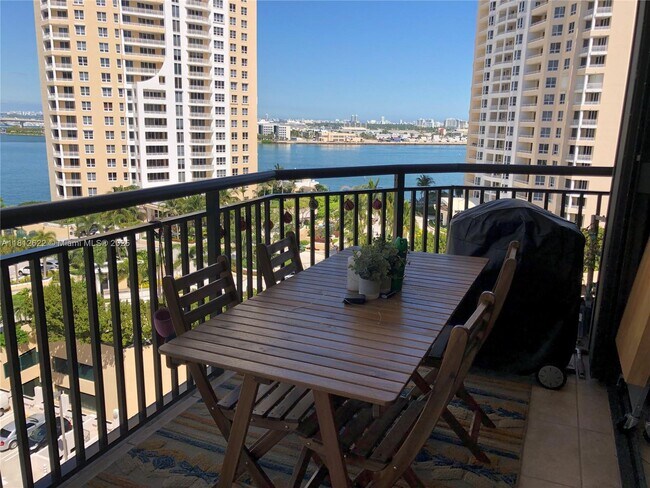 Building Photo - 540 Brickell Key Dr