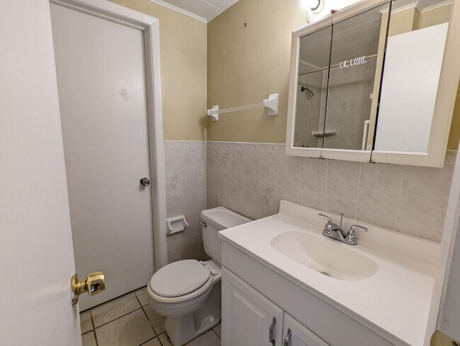 Building Photo - 3 bedroom, 2 FULL bathroom, 1320sq ft home with LVP flooring, spacious kitchen a LARGE backyard w...