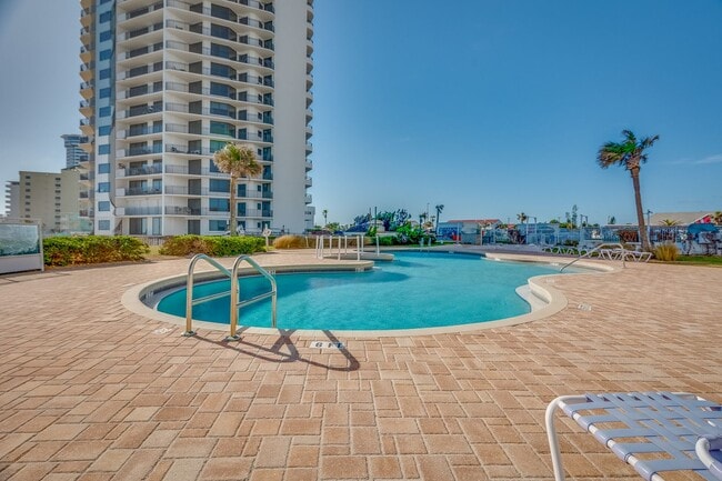 Building Photo - Direct Oceanfront Furnished/Unfurnished Co...