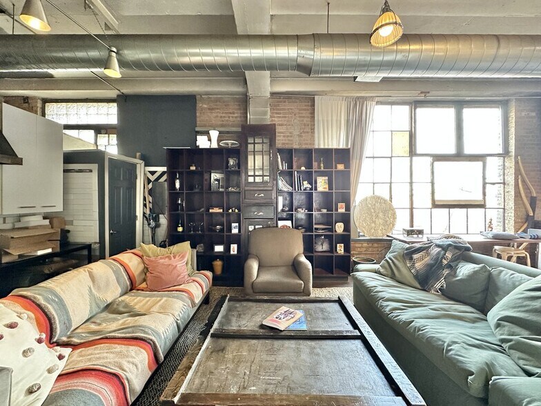 Building Photo - 3144 W Carroll Ave