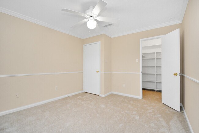 Building Photo - 2818 Colonial Dr