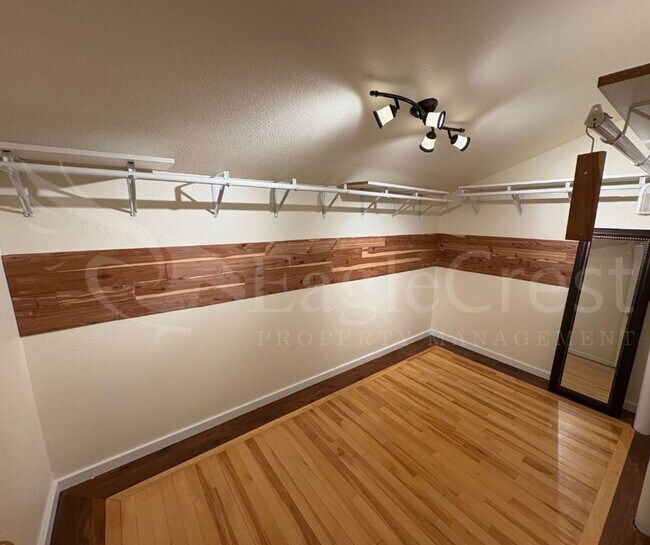 Building Photo - *2nd Month Rent Free* 3 Bedroom Townhome Near Country Club Golf Course