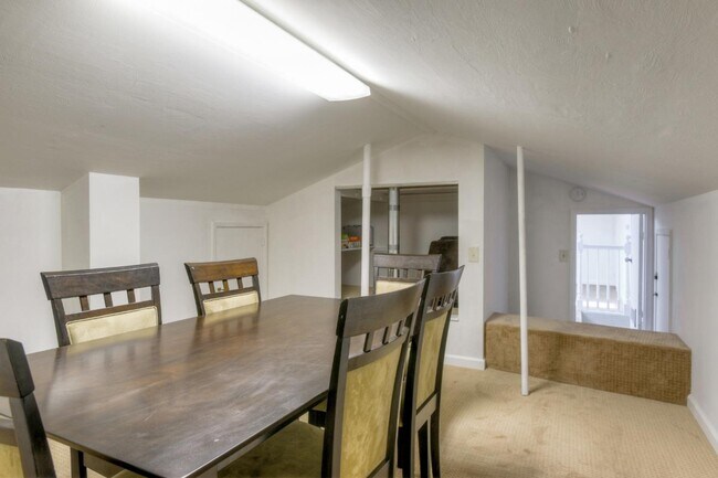 Building Photo - 546 Woodstock Way