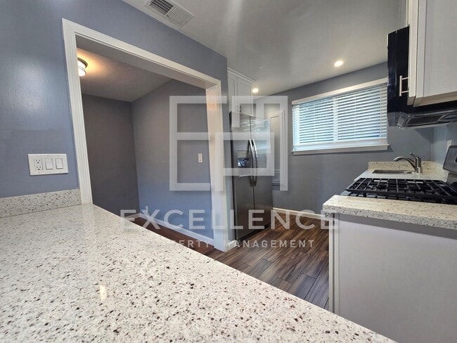 Building Photo - Beautiful 2/2 Duplex with Large Yard, Washer and Dryer and AC - Walk to Valley Fair