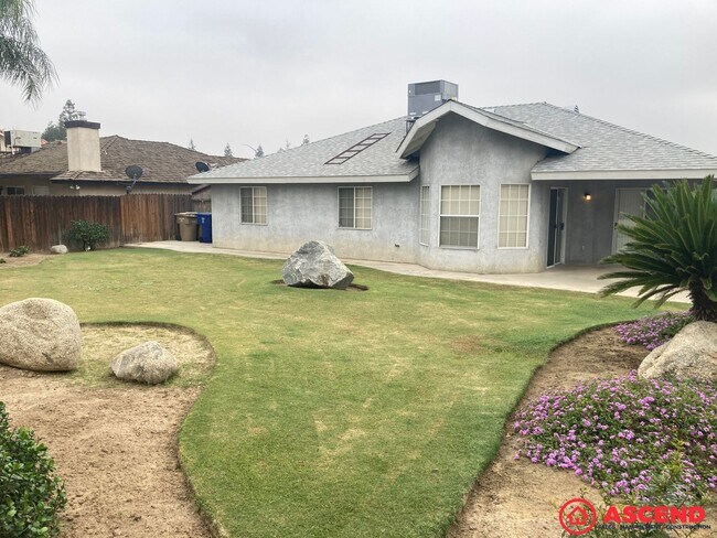 Building Photo - Spacious 3BD/2BA Home in Bakersfield's Desirable 93312