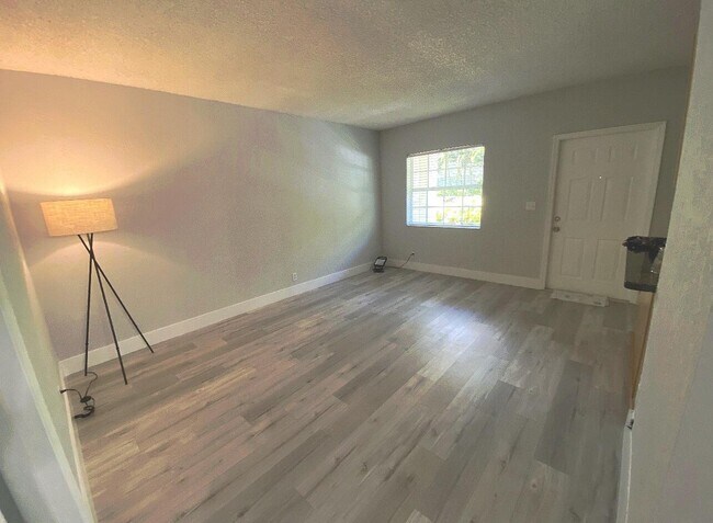 Building Photo - 2660 NE 8th Ave