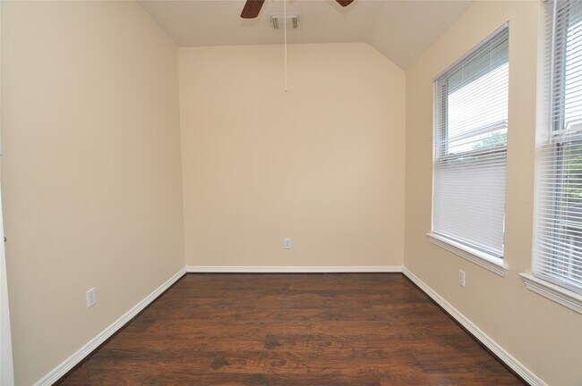 Building Photo - 9210 Hidden Lake E Dr