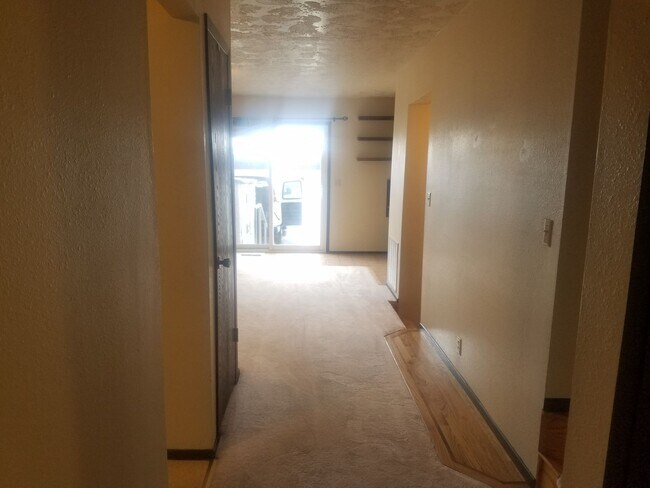 Building Photo - SPACIOUS, THREE LEVEL, 3 Bed 2.5 bath Town...