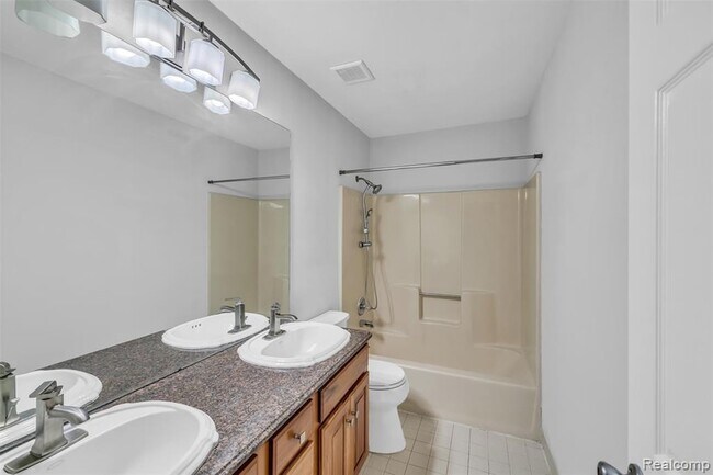 Building Photo - 45077 Roundview Dr