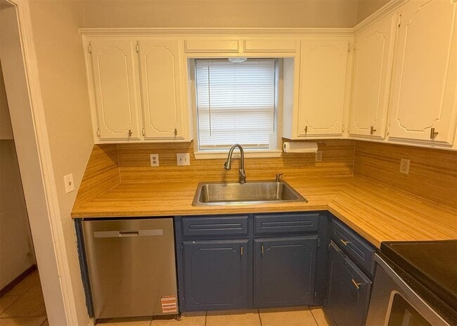 Building Photo - 733 W Perry Dr