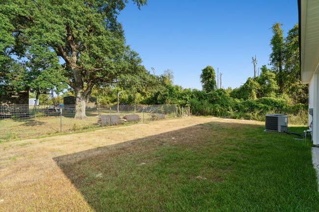 Building Photo - 526 Camellia Ave