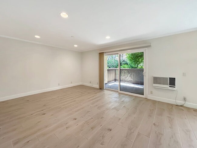 Building Photo - SD: Bright 2BD/2BA Ground-Floor Condo in La Jolla with Covered Patio, Pool & Reserved Parking