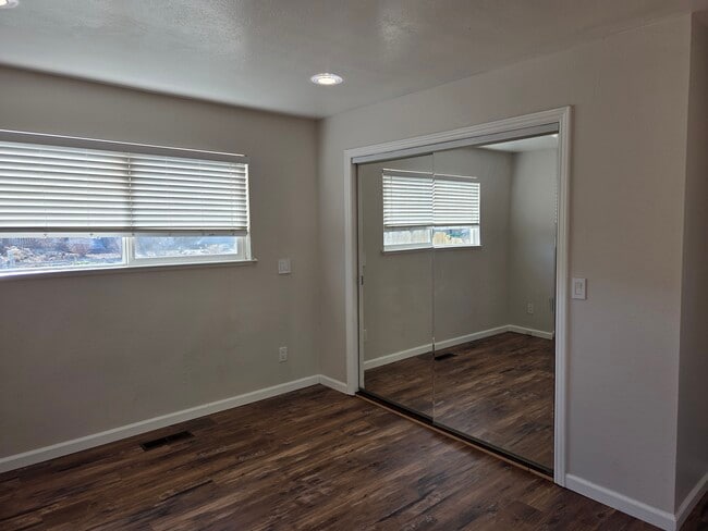 Building Photo - Meadow Court