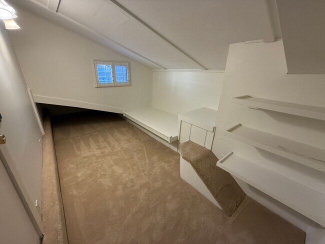 Building Photo - 4-Bedroom Plus Bonus Room Home with Golf C...