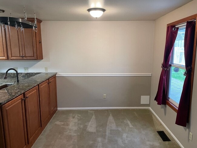 Building Photo - ***PENDING APPLICATION***Fantastic 3 Bedroom Home with Fenced Yard and Garage!