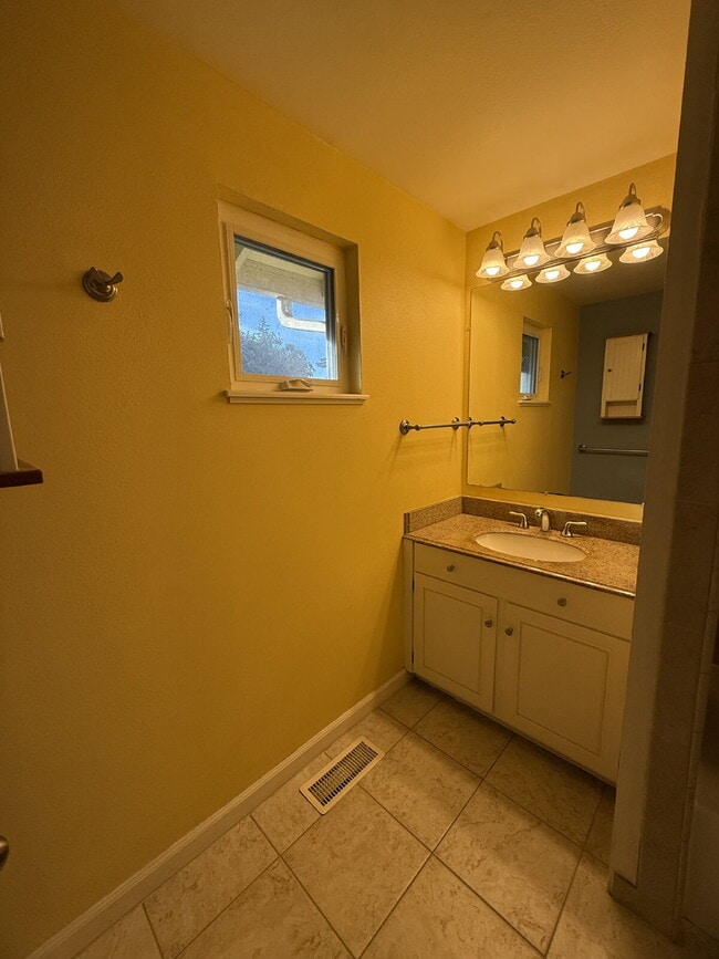 Building Photo - Spacious 4-Bedroom Retreat in Renton Available!