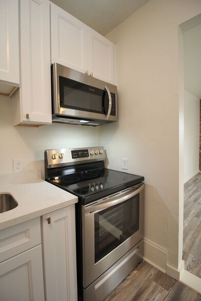 Building Photo - 843 N Knott St