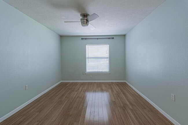 Building Photo - Modern Design 3 Bedroom 2 Bath, 2 car Gara...