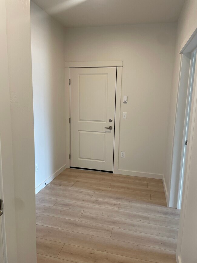 Building Photo - 2221 Willow Dr