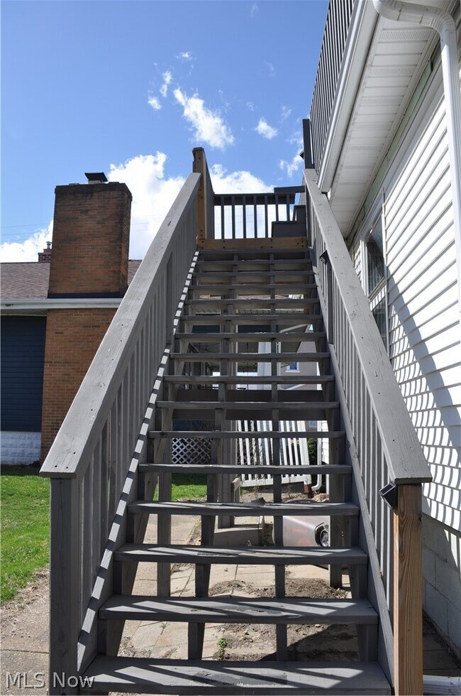 Building Photo - 11 E Main St