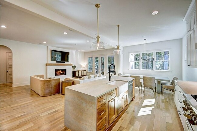 Building Photo - 1268 Hayes Dr SE