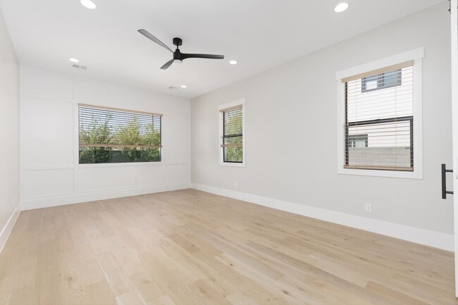 Building Photo - Gorgeous 5 bed | 3.5 bath |  Custom Home with RV Garage in Tonaquint!