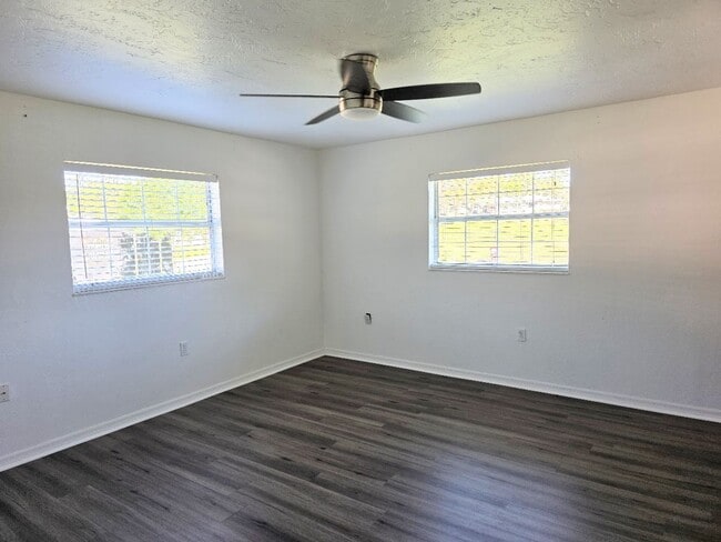 Building Photo - 2 bedroom, 1.5 bath home with 1 car garage