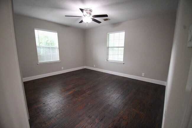 Building Photo - 4 bedroom / 3 bath in Irving