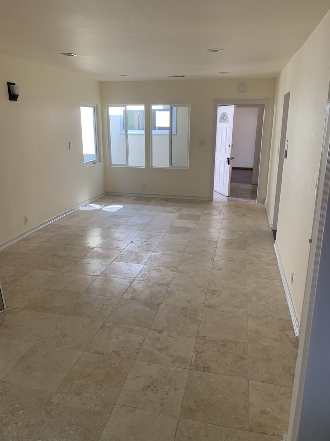 Living Room - 6136 Cahuenga Blvd